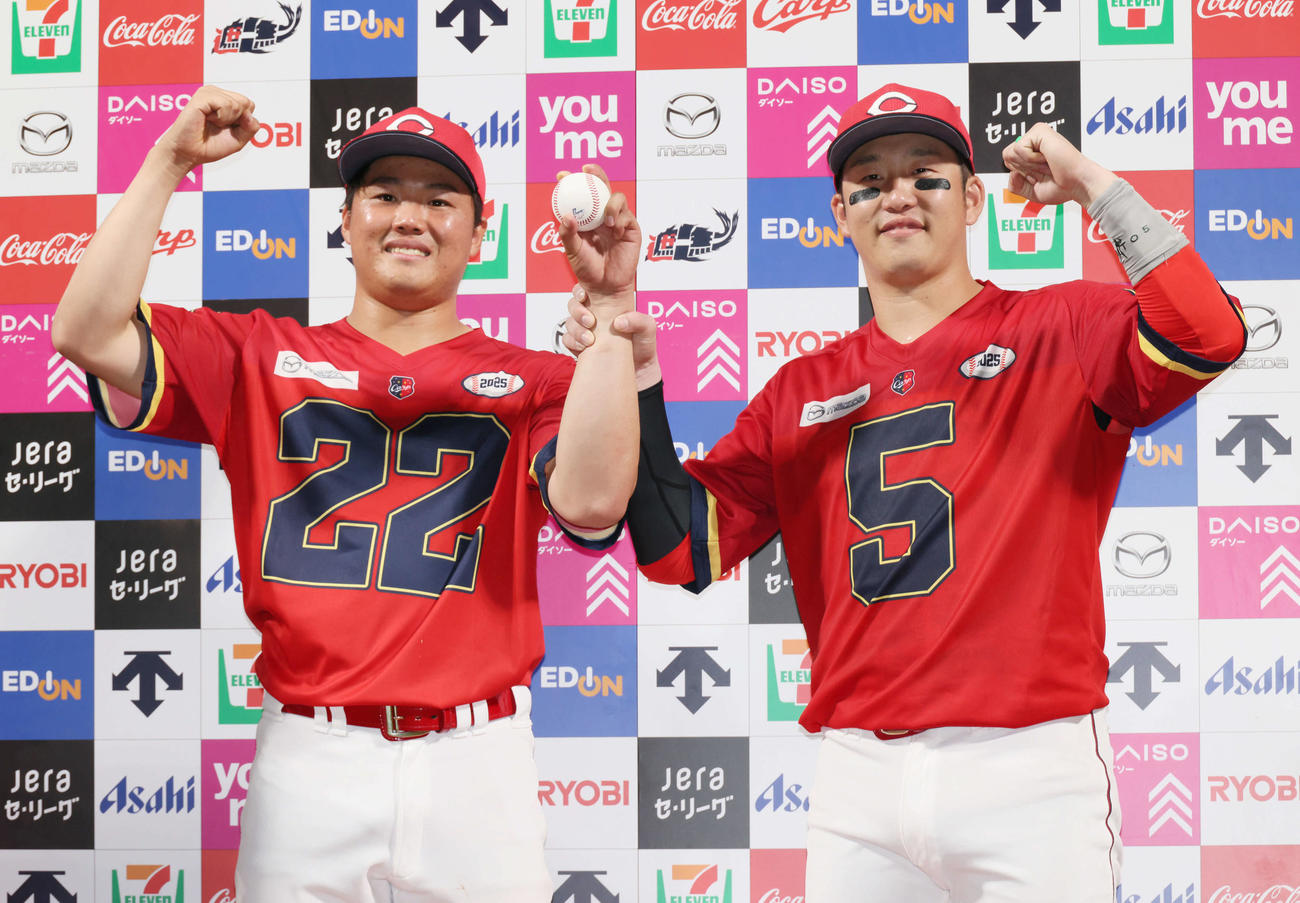 広島対中日　お立ち台でポーズを決めるプロ初勝利の高（左）と小園（撮影・加藤孝規）