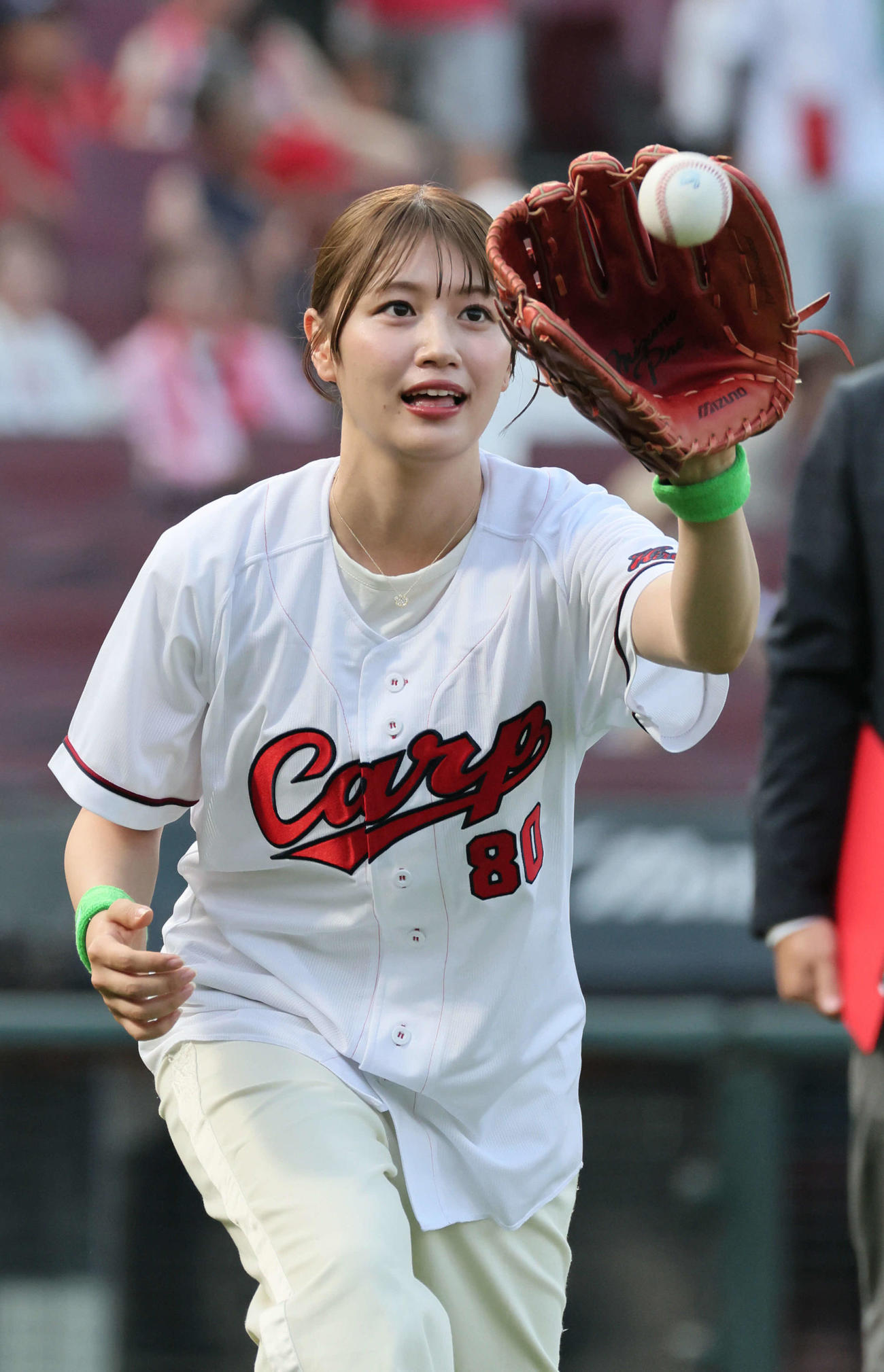 広島対中日　始球式の練習をする塚本恋乃葉（撮影・加藤孝規）