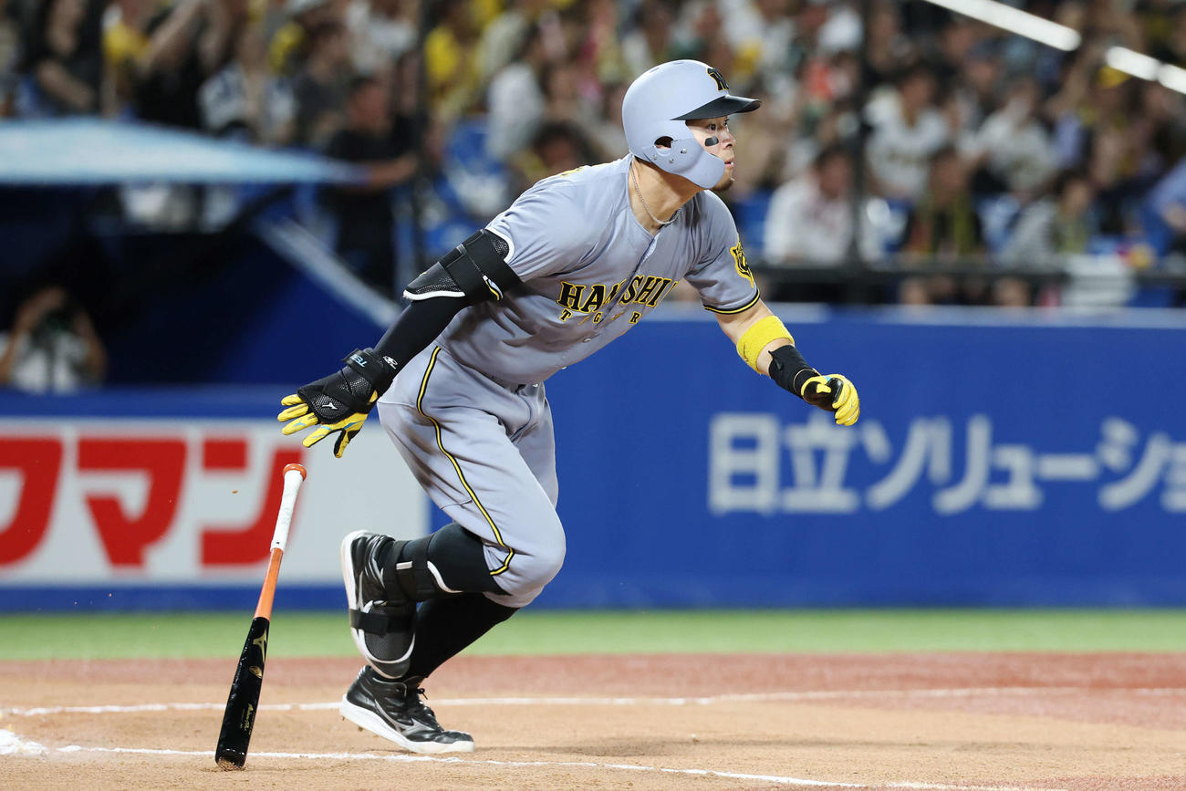ヤクルト対阪神　10回表阪神2死二塁、右適時二塁打を放つ佐藤輝（撮影・宮地輝）