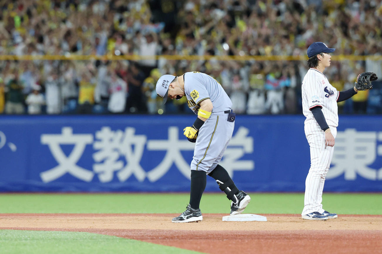 ヤクルト対阪神　10回表阪神2死二塁、右適時二塁打を放ち雄たけびを上げる佐藤輝（撮影・宮地輝）