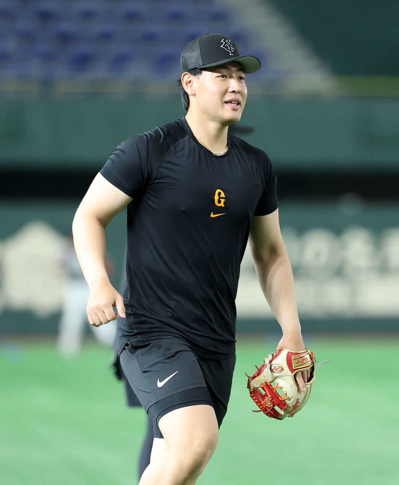 巨人対DeNA　練習中、笑顔を見せる巨人岡本（撮影・鈴木正人）