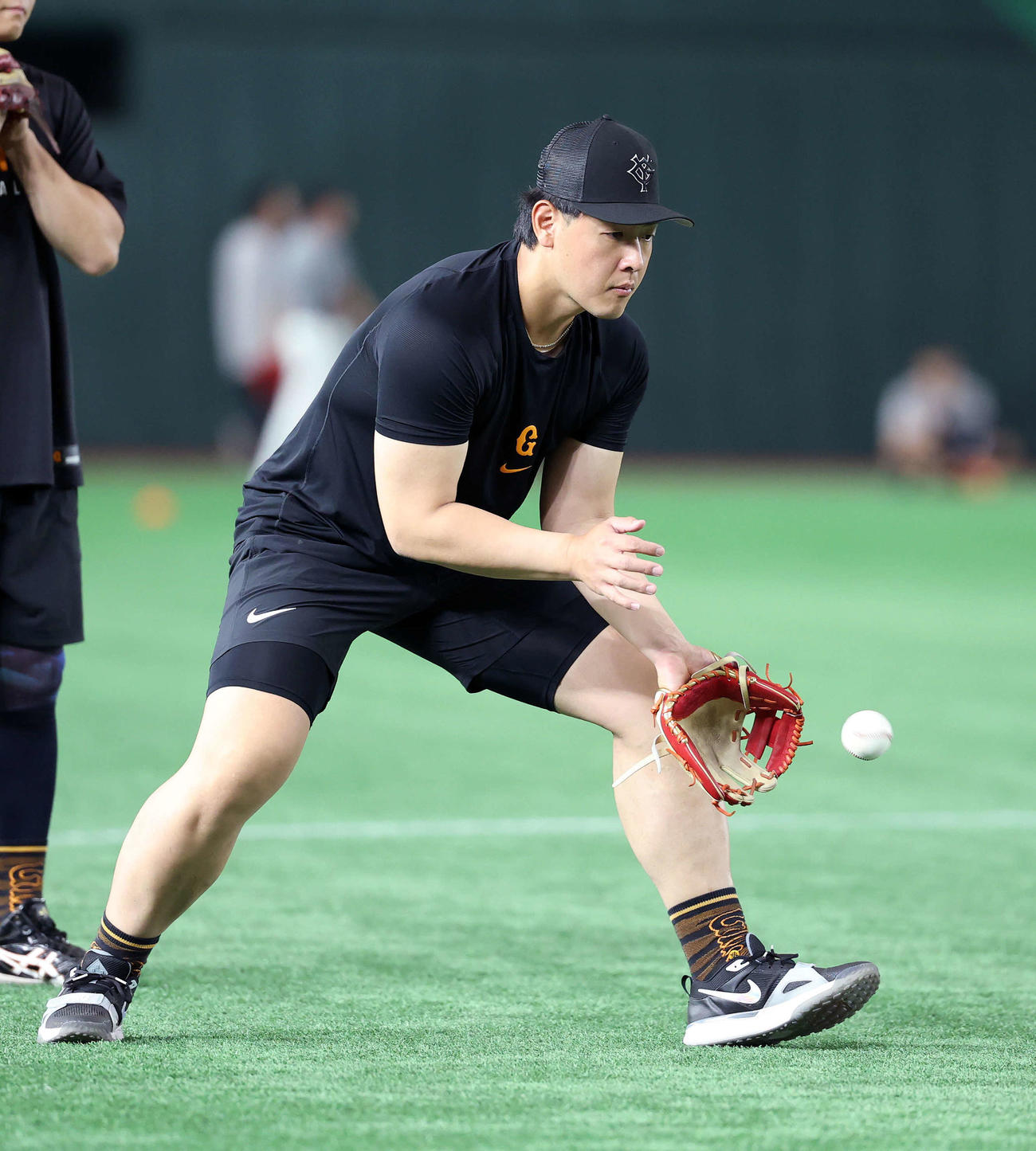 巨人対DeNA　守備練習する巨人岡本（撮影・鈴木正人）