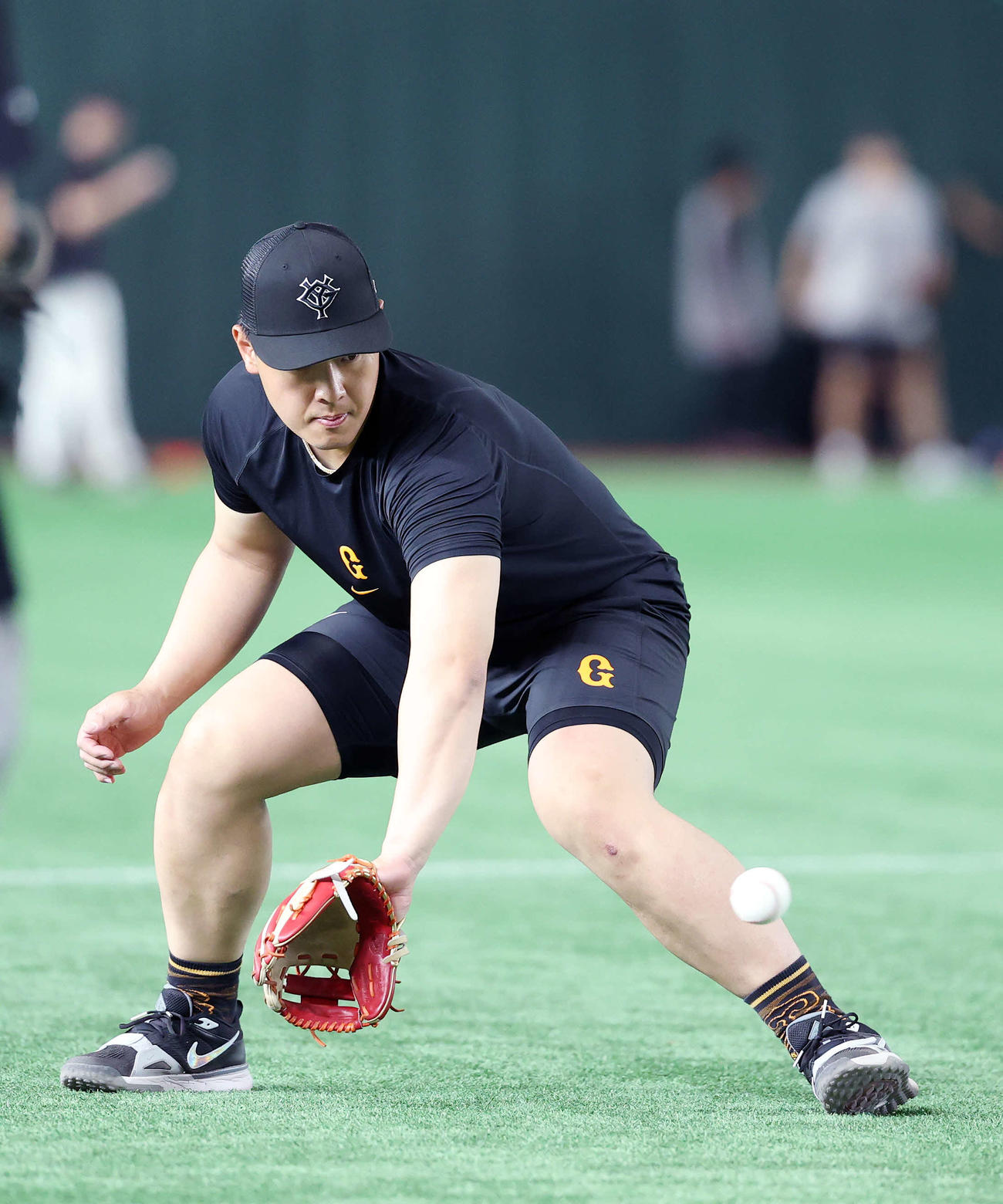 巨人対DeNA　守備練習する巨人岡本（撮影・鈴木正人）