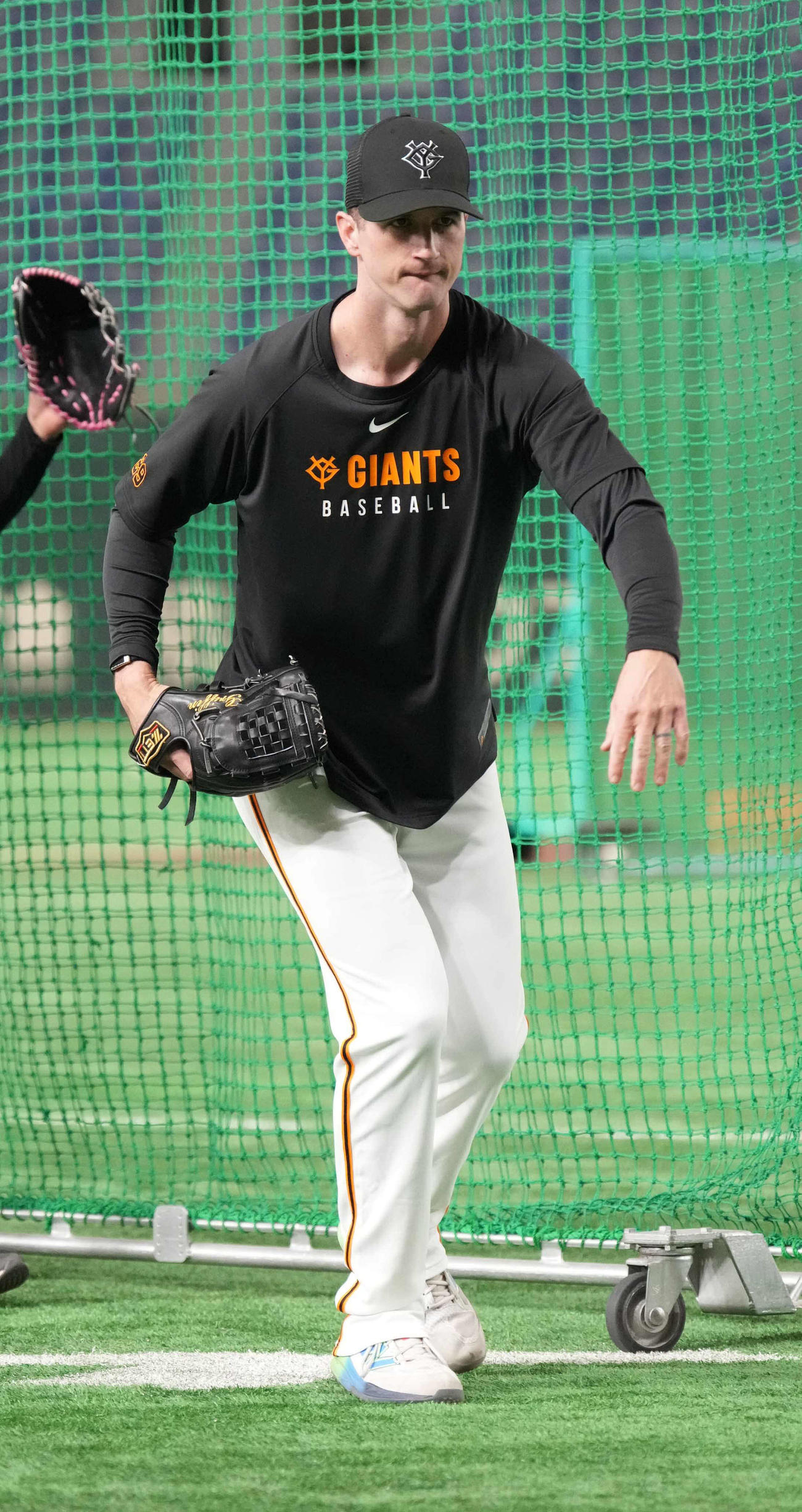 8月1日、試合前の練習に臨む巨人グリフィン