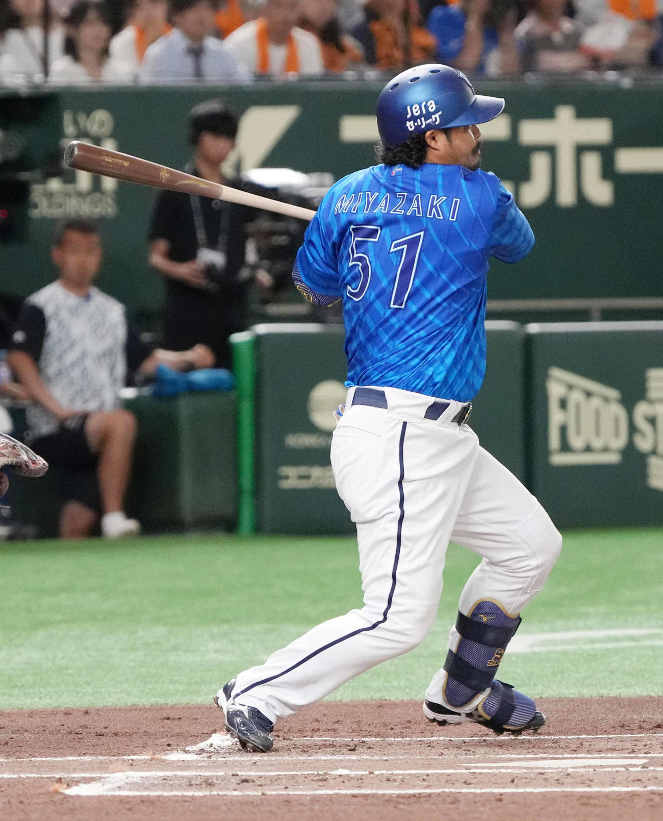 巨人対DeNA 1回表DeNA2死三塁、宮崎は先制の遊撃適時内野安打を放つ（撮影・小沢裕）