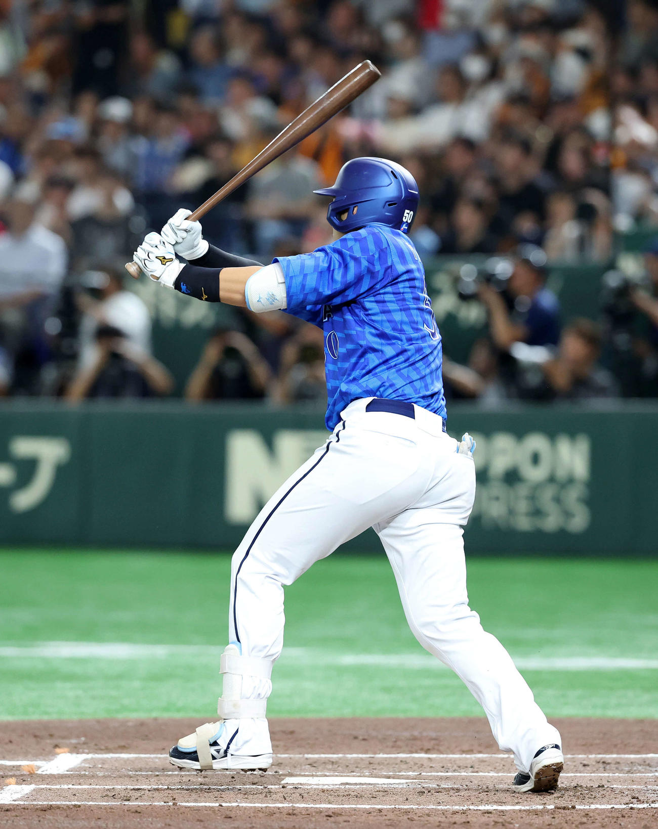 巨人対DeNA 1回表DeNA2死一塁、山本は中越え適時三塁打を放つ（撮影・鈴木正人）