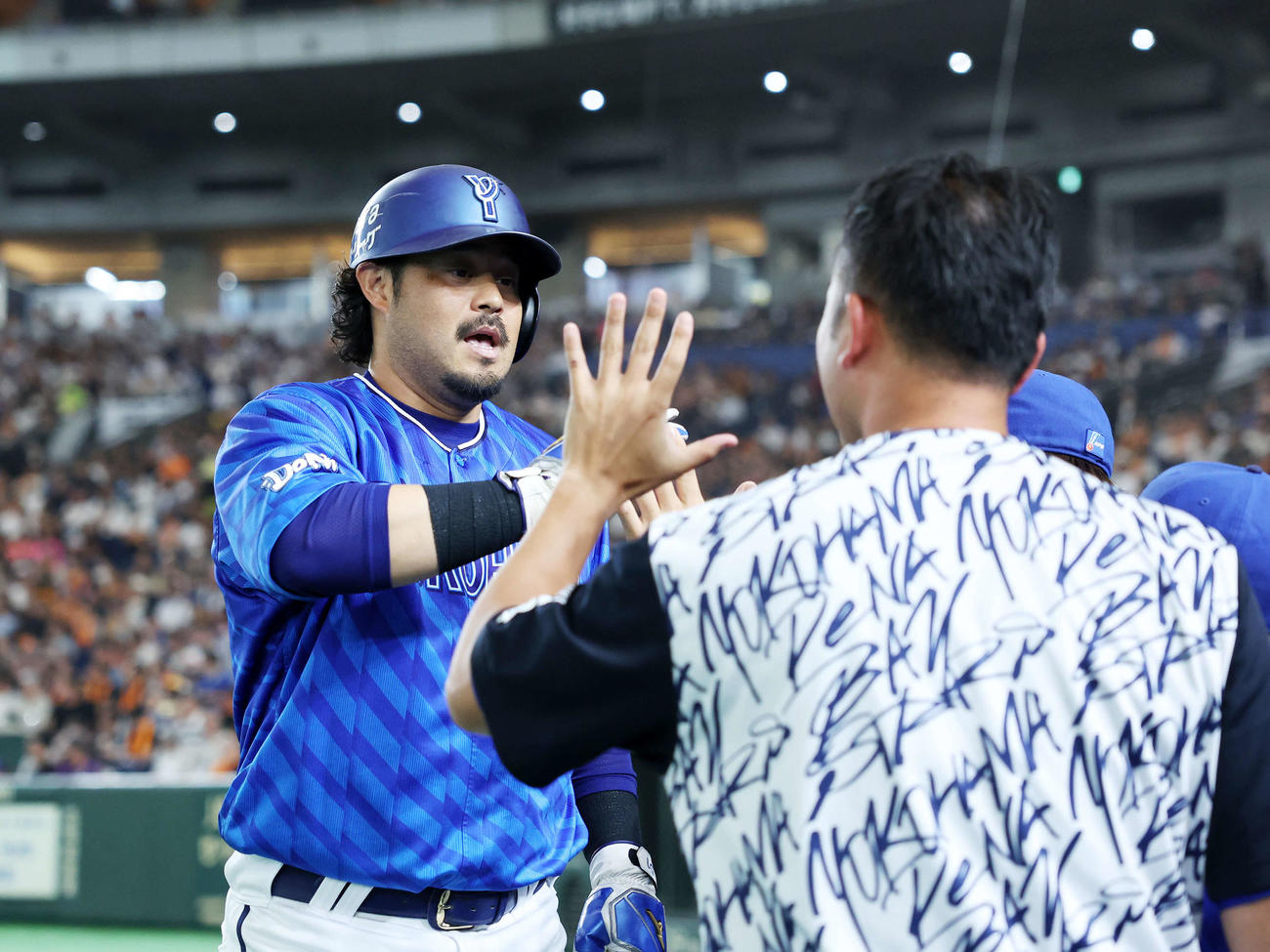 巨人対DeNA 1回表DeNA2死一塁、山本の中越え適時三塁打で宮崎が生還しベンチ前でタッチ（撮影・鈴木正人）
