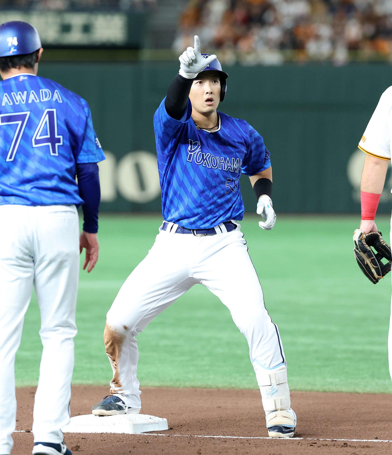巨人対DeNA 1回表DeNA2死一塁、山本は中越え適時三塁打を放ちポーズを決める（撮影・鈴木正人）