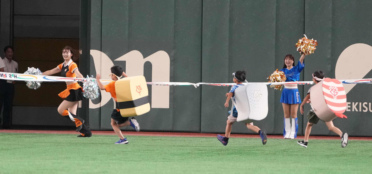 巨人対DeNA　すしレースに出場する子供たち（撮影・小沢裕）