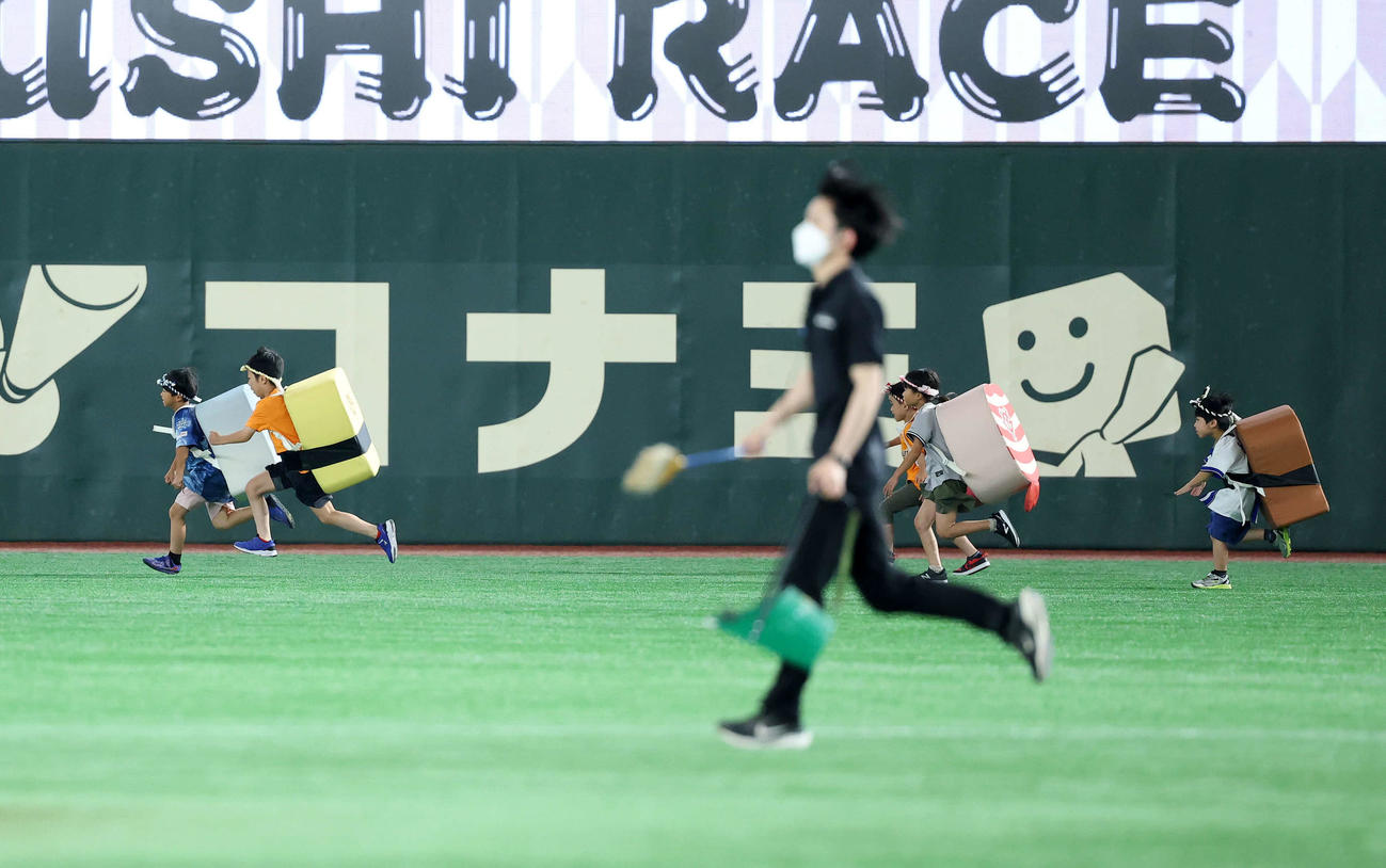 巨人対DeNA 3回裏後、すしレースが行われた（撮影・鈴木正人）