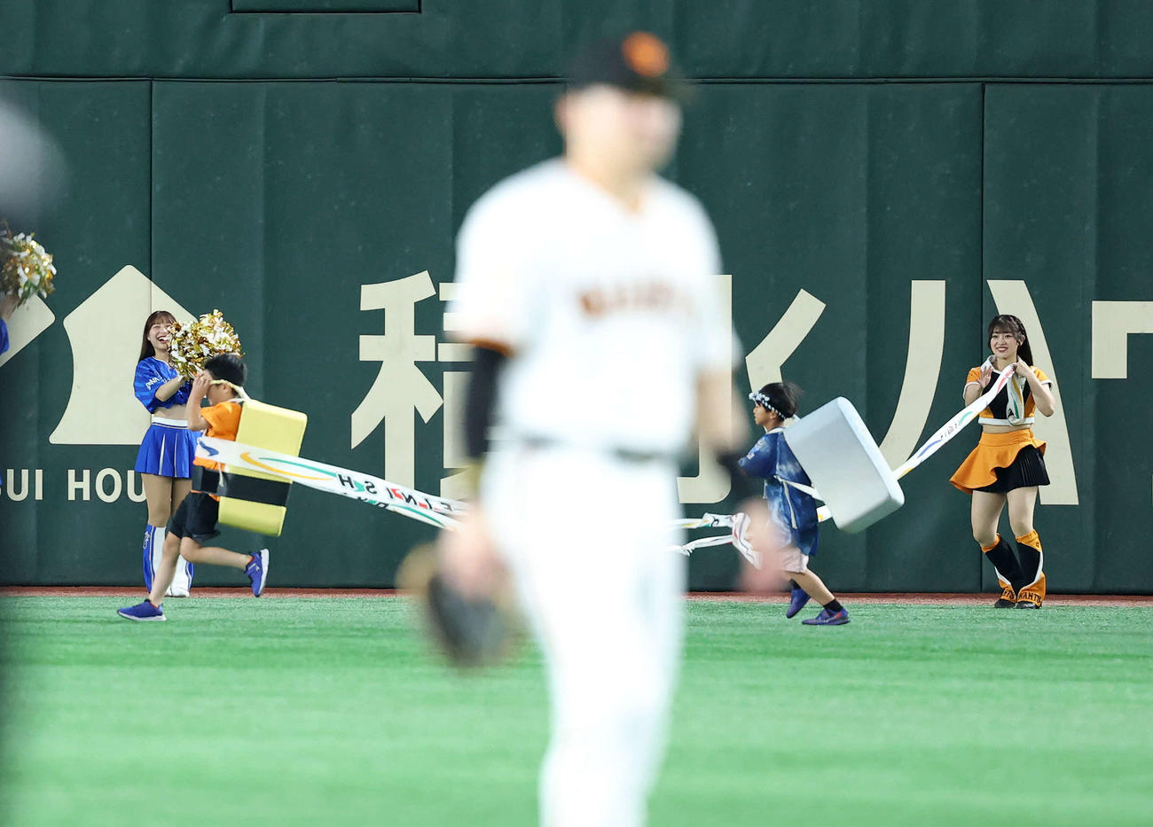 巨人対DeNA 3回裏後、すしレースが行われた（撮影・鈴木正人）