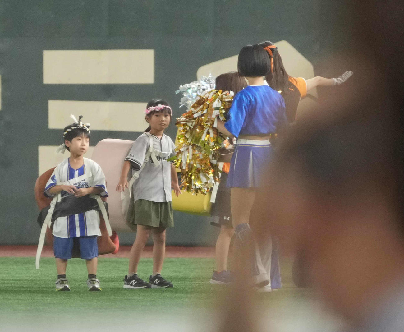 巨人対DeNA　すしレースに出場する子供たち（撮影・小沢裕）
