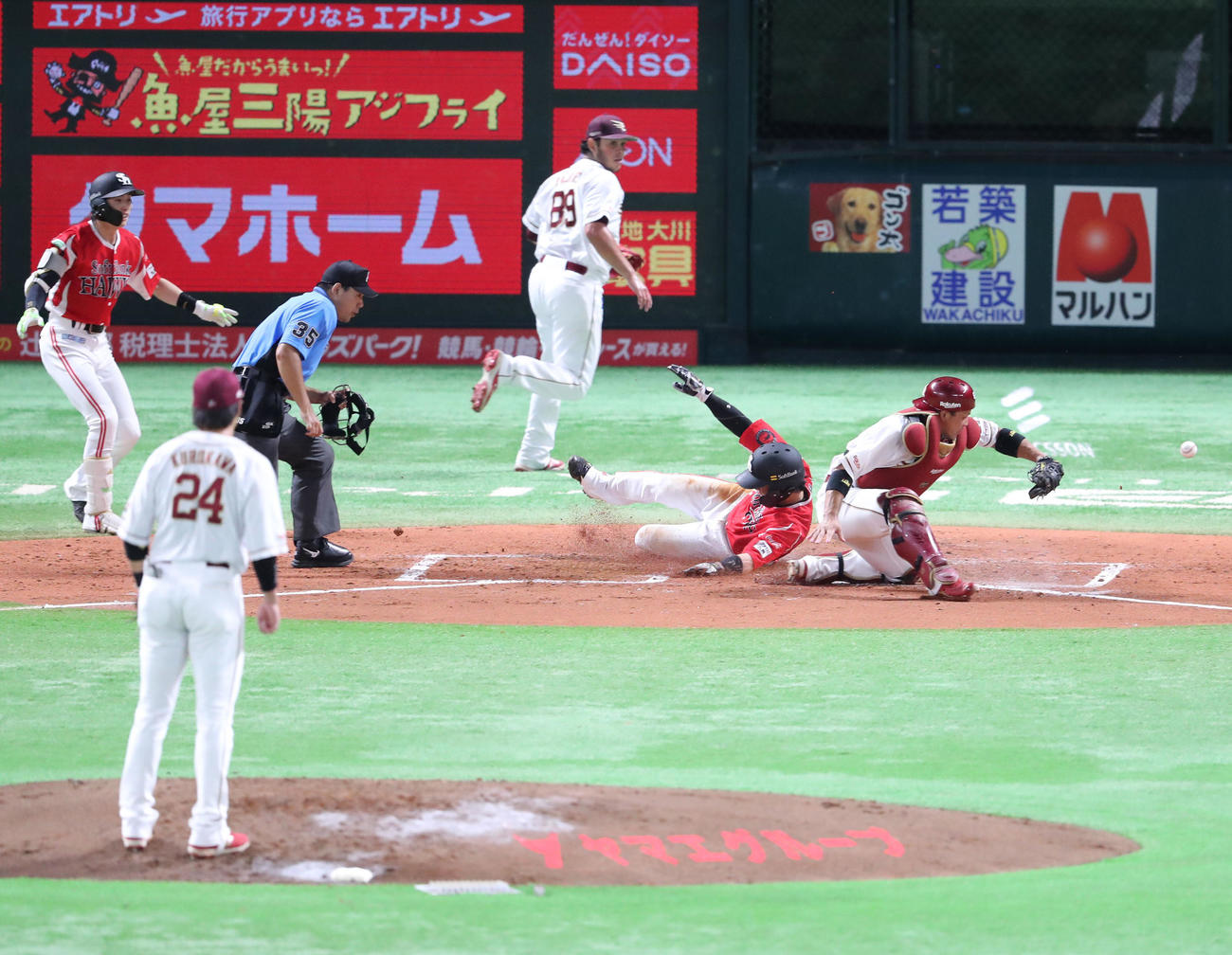 ソフトバンク対楽天　2回裏ソフトバンク1死一、二塁、牧原大の中前先制適時打で生還する二塁走者の野村（撮影・梅根麻紀）