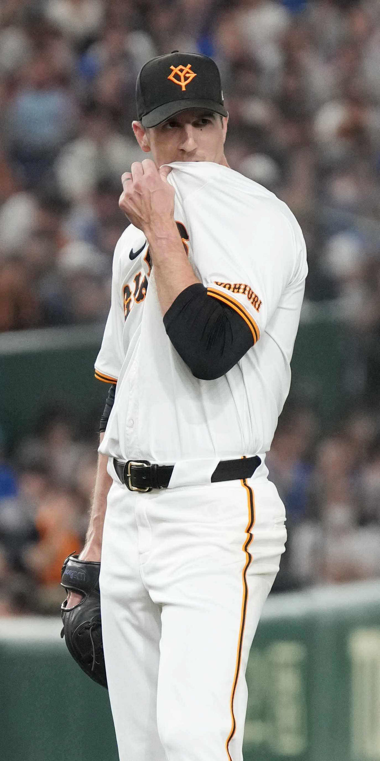巨人対DeNA 4回表DeNA2死一、二塁、桑原に右適時二塁打を許しユニホームで汗をぬぐう巨人先発のグリフィン（撮影・小沢裕）