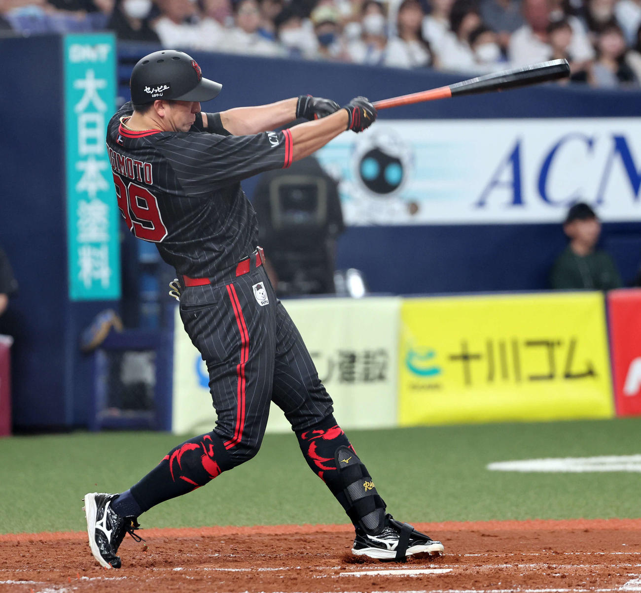 オリックス対日本ハム　3回裏オリックス2死、杉本は左越えに本塁打を放つ（撮影・西尾就之）