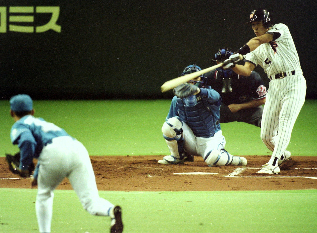 99年4月7日、西武松坂のプロ第1球、外角直球をハーフスイングで空振りする日本ハム井出。捕手中嶋
