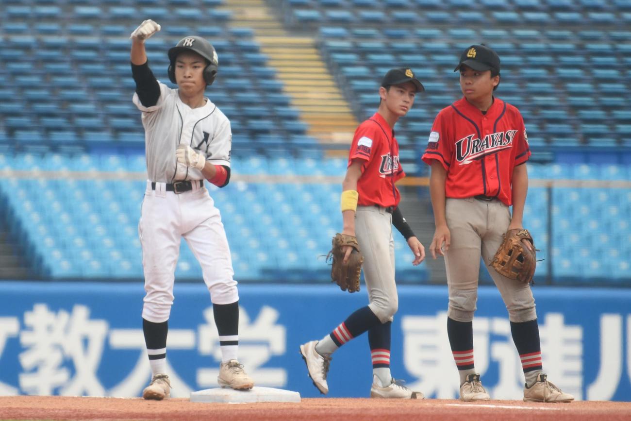 2回表、中野の岡は同点のきっかけになる三塁打を放ち、塁上でガッツポーズ（撮影・久我悟）