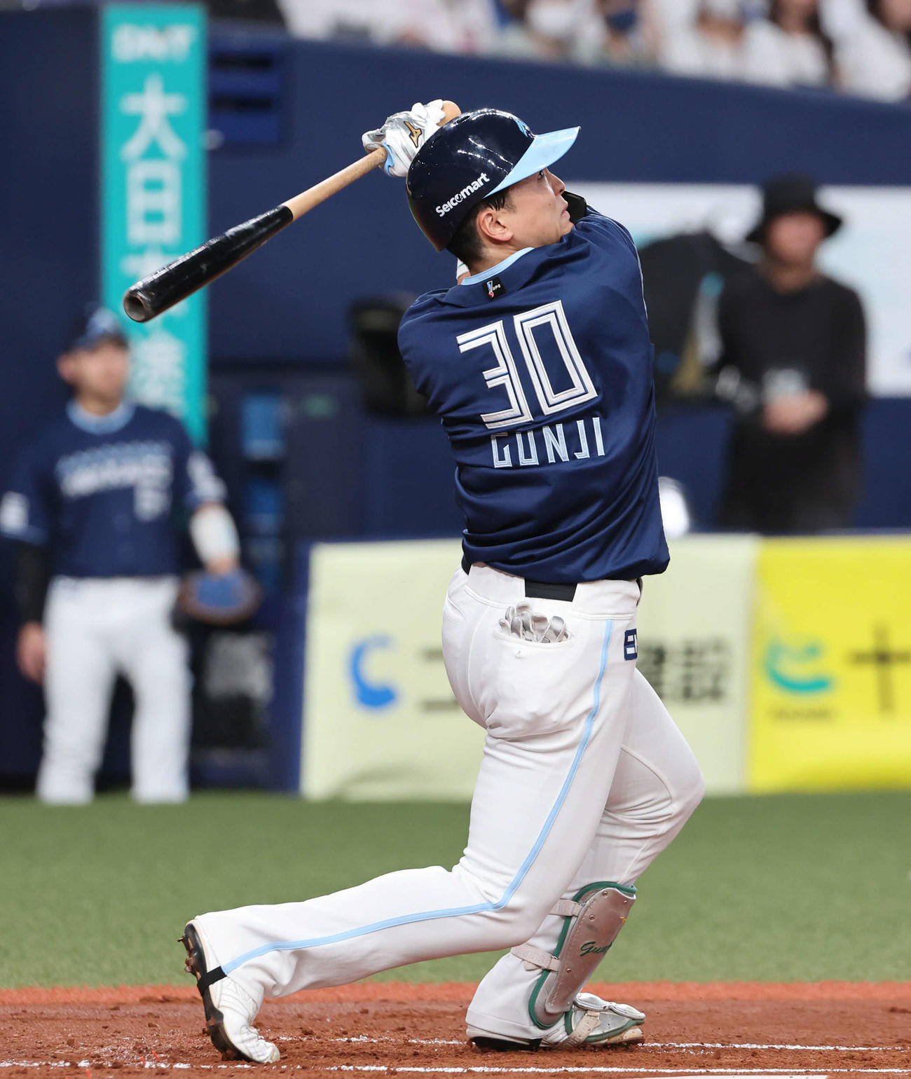 オリックス対日本ハム　1回表日本ハム1死一、三塁、郡司は右犠飛を放つ（撮影・西尾就之）