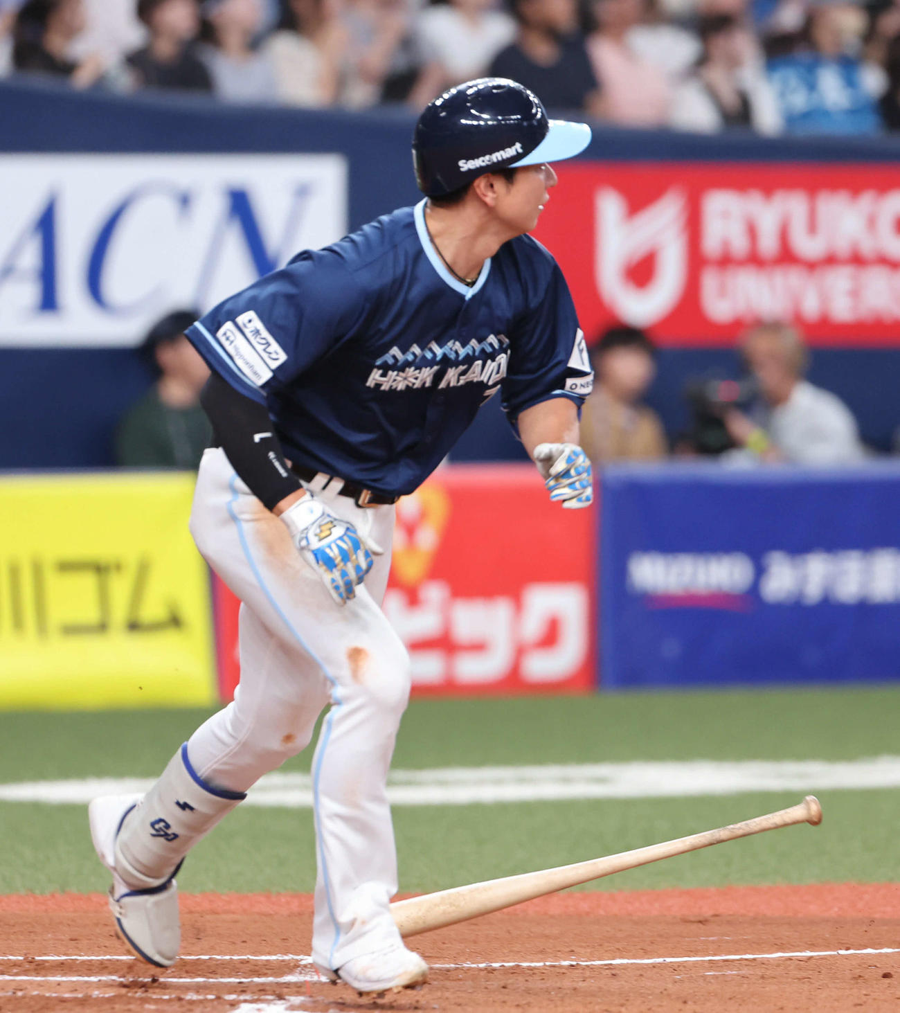 オリックス対日本ハム　8回表日本ハム無死、松本は左翼へ三塁打を放つ（撮影・西尾就之）