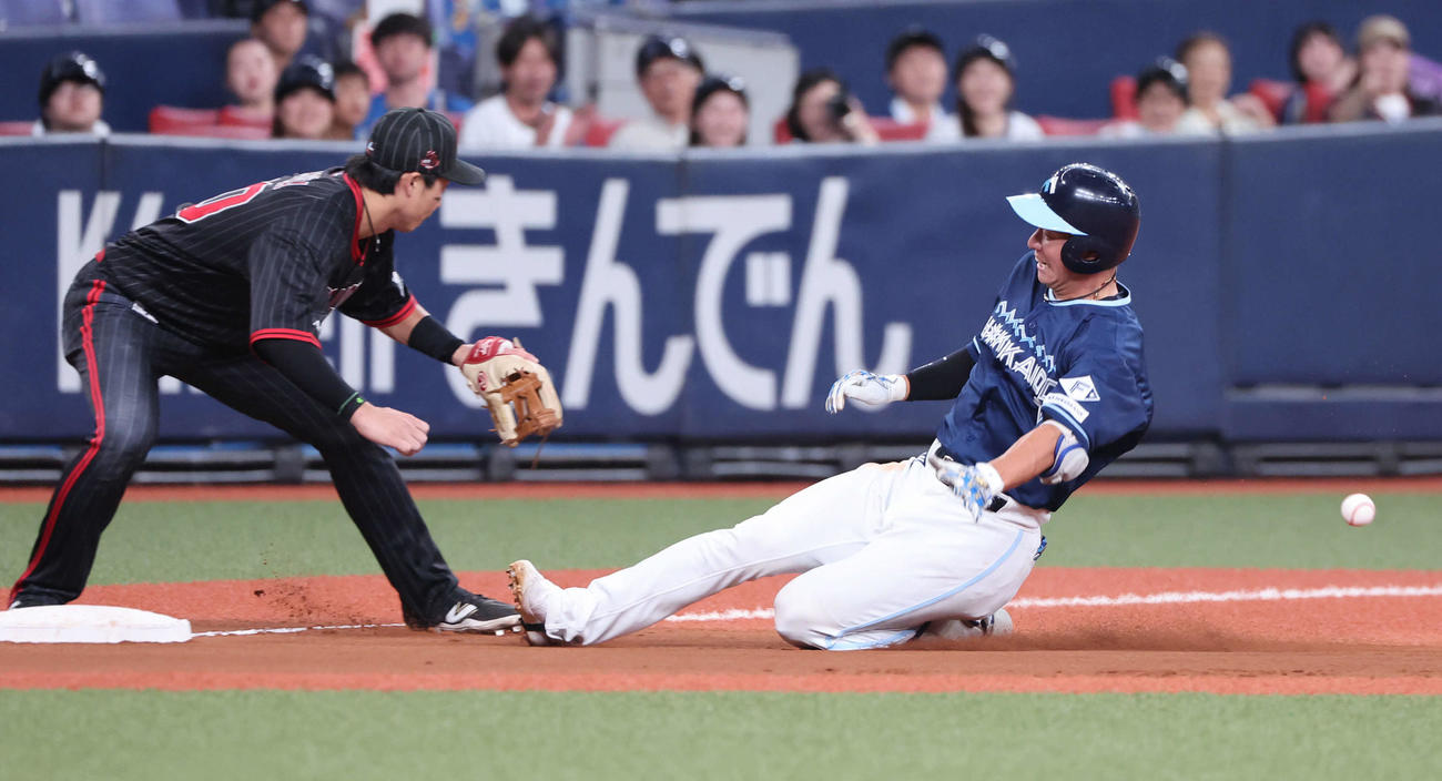 オリックス対日本ハム　8回表日本ハム無死、松本は左翼へ三塁打を放ち滑り込む（撮影・西尾就之）