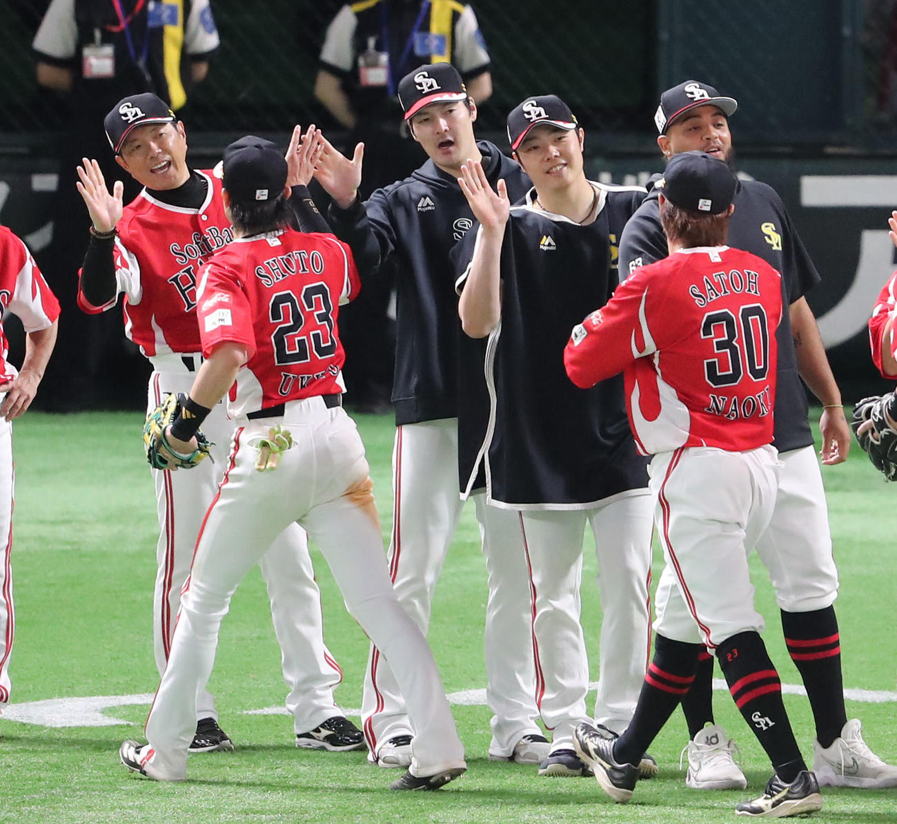 ソフトバンク対楽天　小久保監督と勝利投手の有原はベンチ前でナインを出迎える（撮影・梅根麻紀）