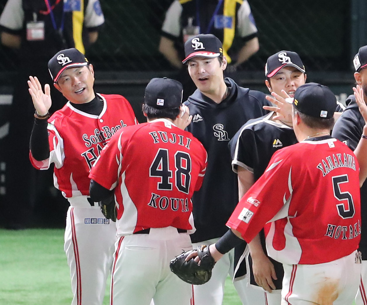 ソフトバンク対楽天　小久保監督と勝利投手の有原はベンチ前でナインを出迎える（撮影・梅根麻紀）