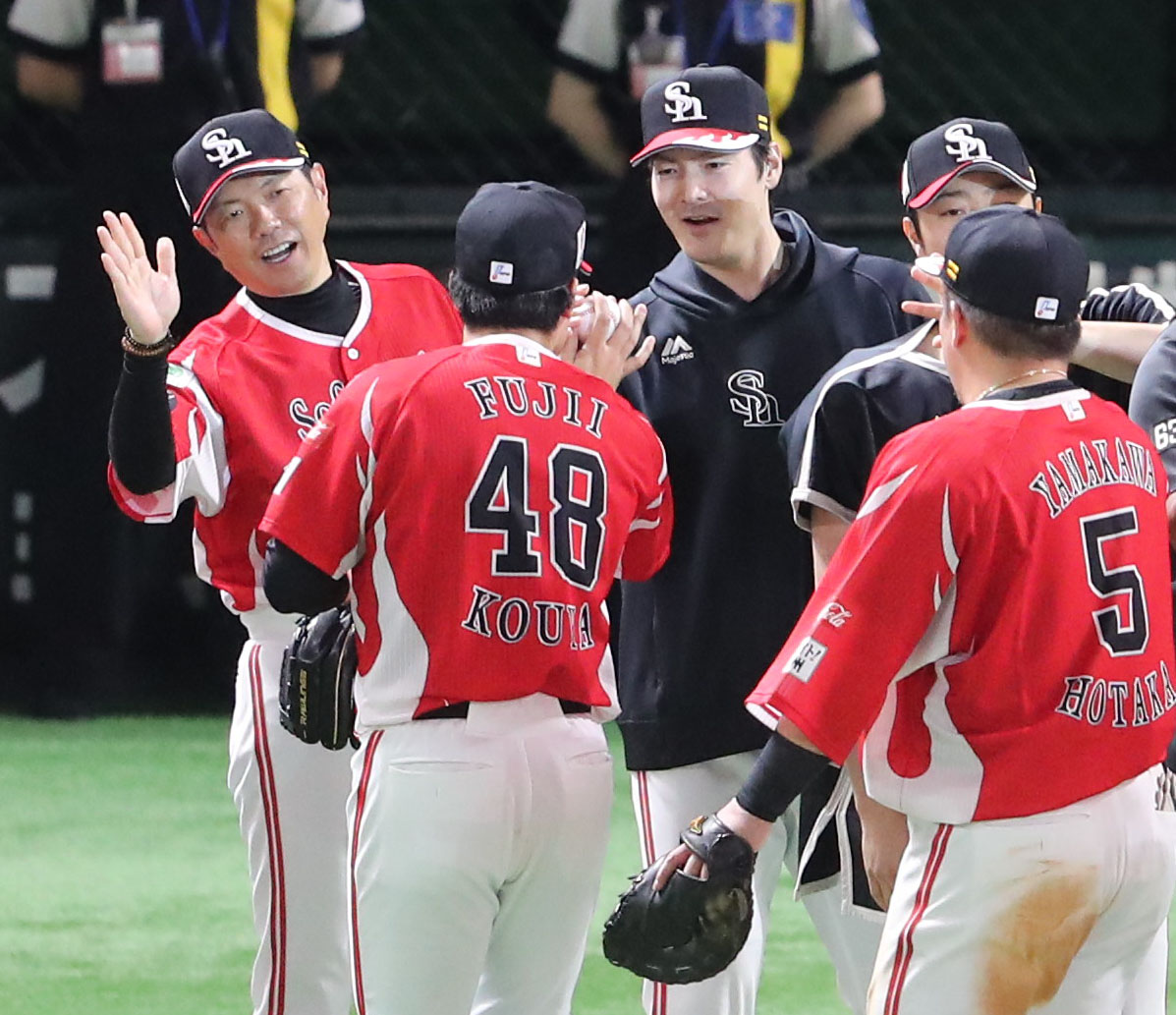 ソフトバンク対楽天　小久保監督と勝利投手の有原はベンチ前でナインを出迎える（撮影・梅根麻紀）