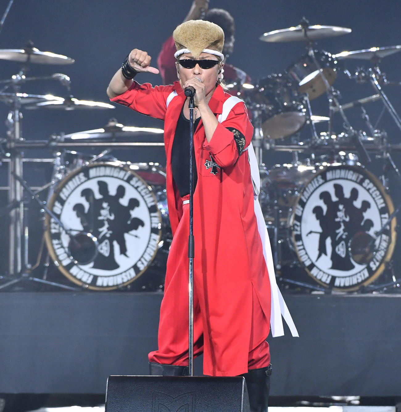 ソフトバンク対楽天　試合後のライブでOne Night Carnivalを熱唱する氣志團の綾小路翔（撮影・岩下翔太）