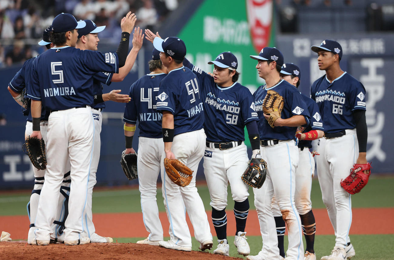 オリックス対日本ハム　オリックスに勝利しマウンド付近で喜ぶ日本ハムナイン（撮影・西尾就之）