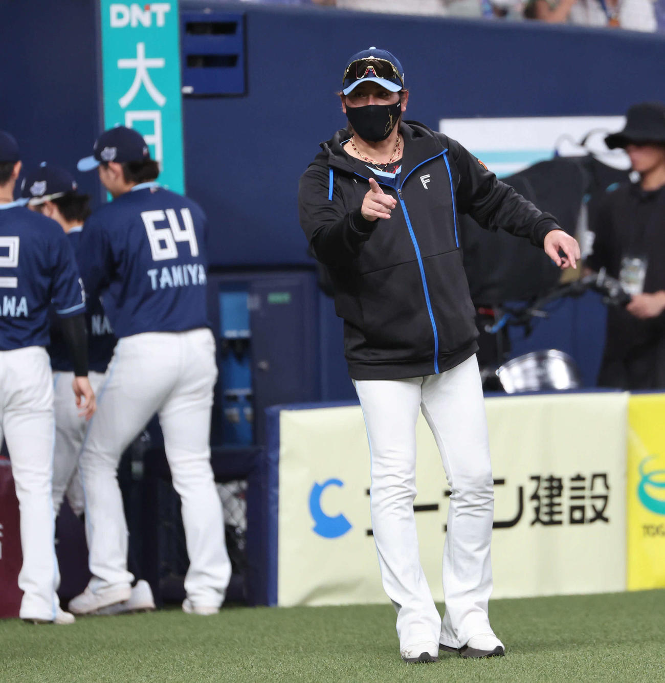 オリックス対日本ハム　オリックスに勝利し、日本ハム新庄監督は一塁ベンチを指さす（撮影・西尾就之）
