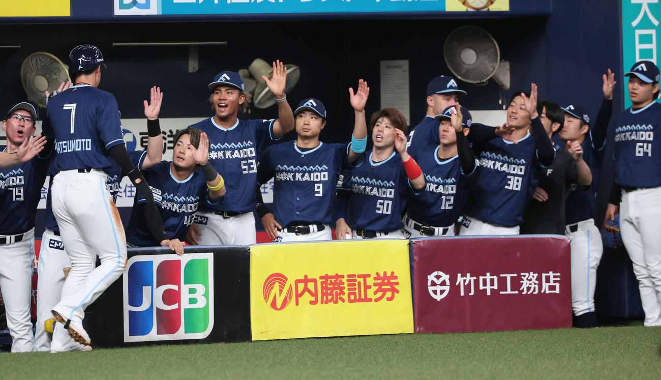 オリックス対日本ハム　1回表日本ハム1死一、二塁、レイエスの適時打で生還した松本を迎える日本ハムナイン（撮影・西尾就之）