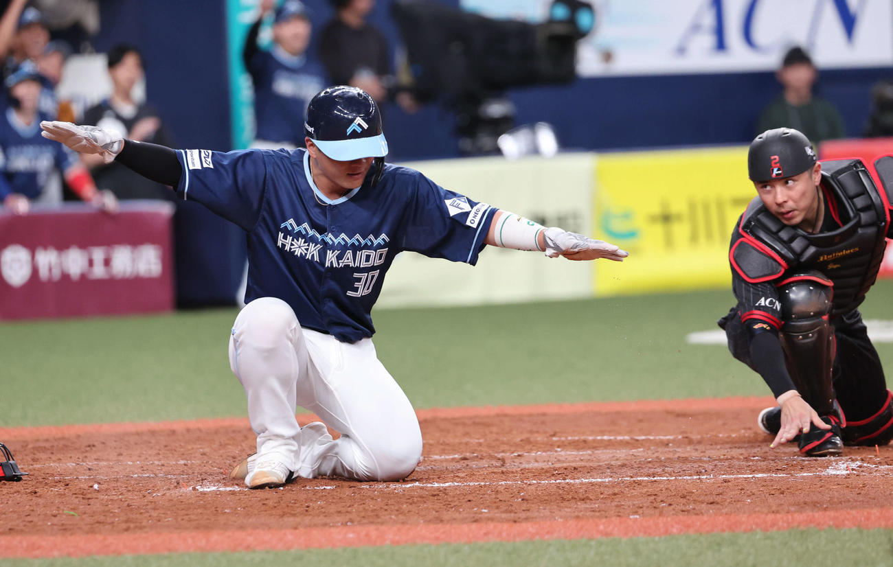 オリックス対日本ハム　4回表日本ハム2死二塁、野村の適時打で生還した郡司。右は捕手若月（撮影・西尾就之）