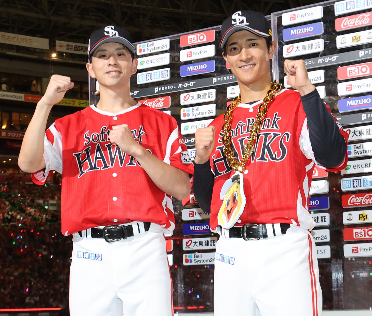 ソフトバンク対オリックス　ヒーローになった大関（左）と柳町はガッツポーズ（撮影・梅根麻紀）