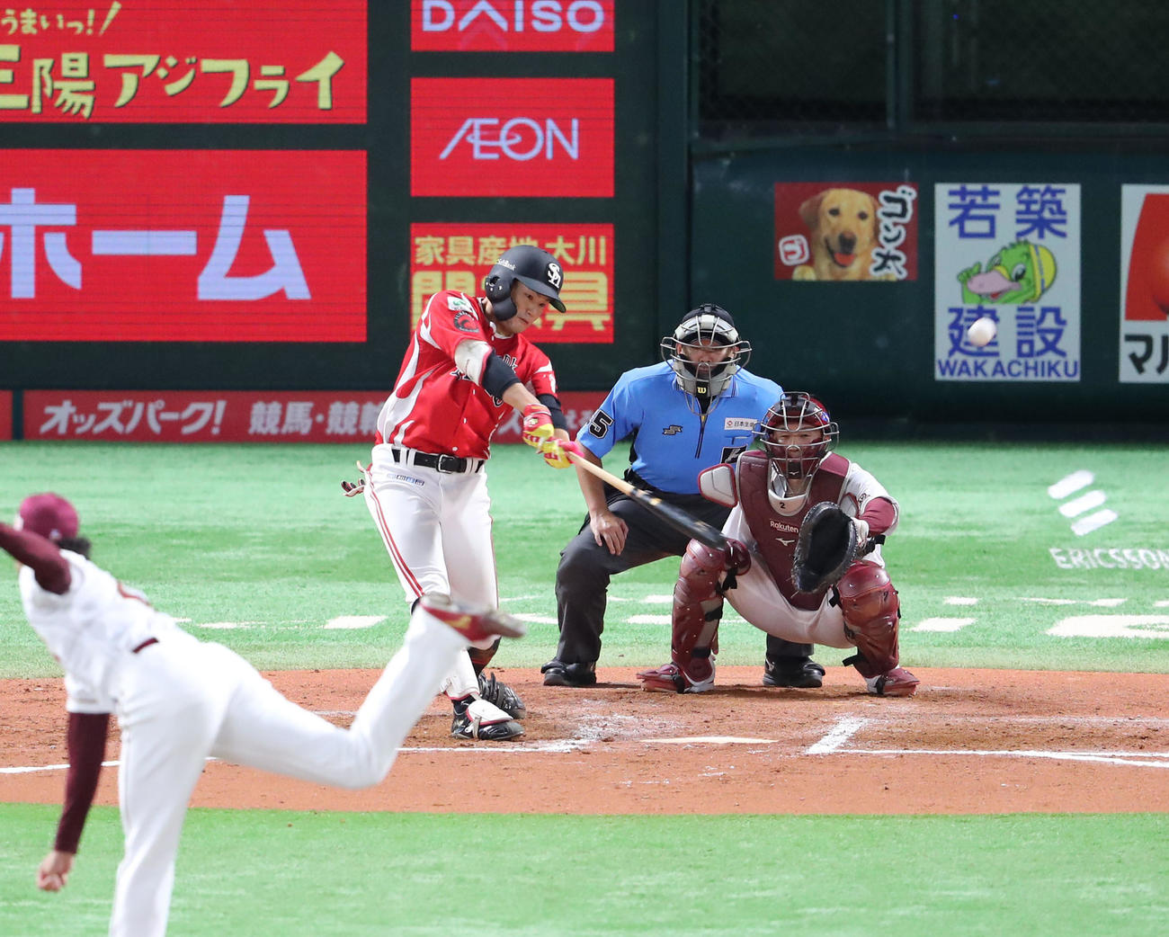 ソフトバンク対楽天　7回裏ソフトバンク無死、山本は左越えに本塁打を放つ（撮影・梅根麻紀）