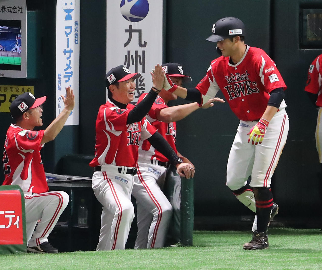 ソフトバンク対楽天　7回裏ソフトバンク無死、山本は左越えに本塁打を放ち小久保監督とハイタッチ（撮影・梅根麻紀）
