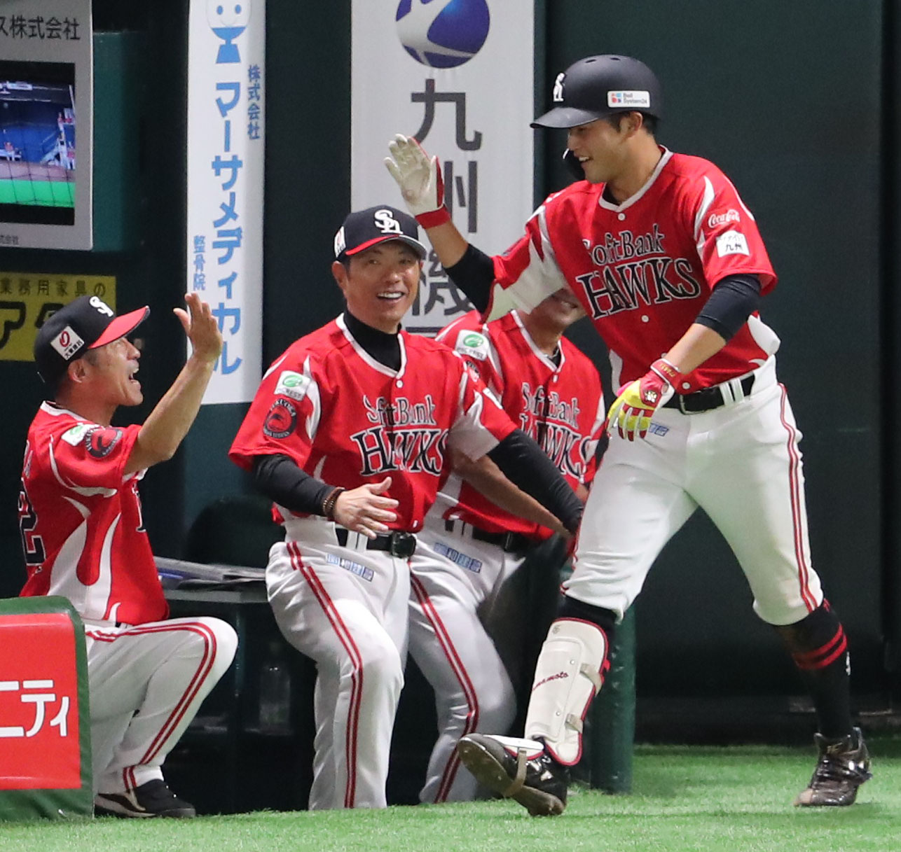 ソフトバンク対楽天　7回裏ソフトバンク無死、山本は左越えに本塁打を放ち小久保監督とハイタッチ（撮影・梅根麻紀）