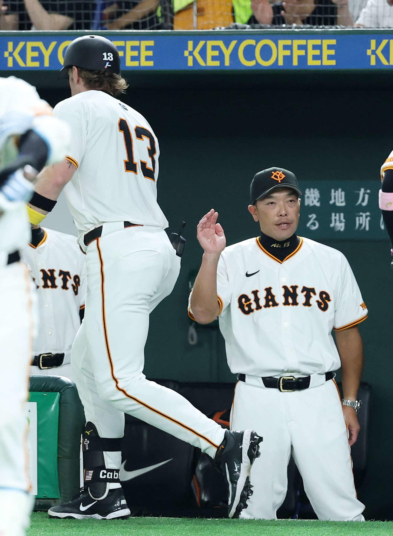 巨人対DeNA 6回裏巨人2死二塁、キャベッジ（左）の左中間2点本塁打を迎える阿部監督（撮影・鈴木正人）