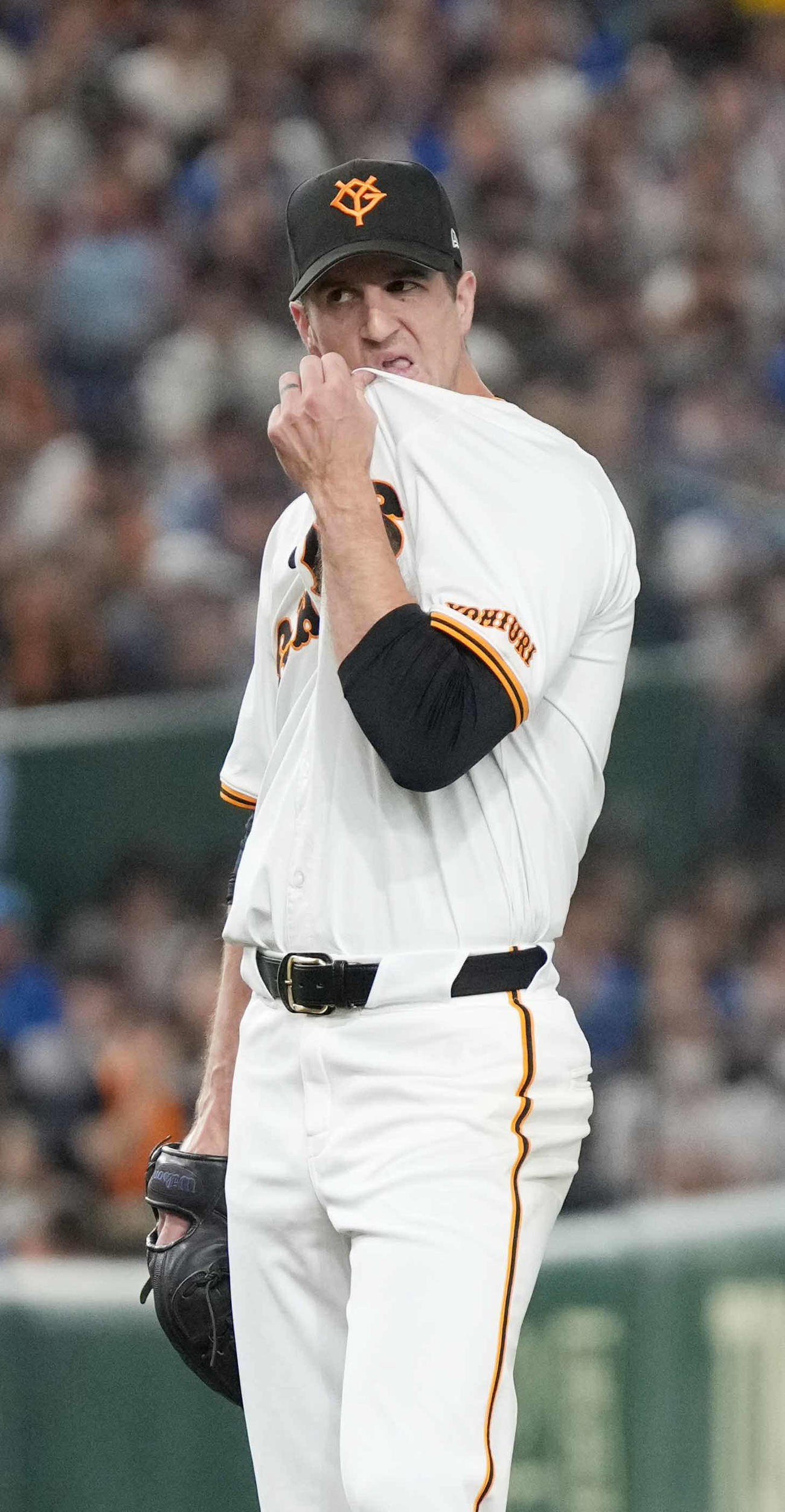 巨人対DeNA 4回表DeNA2死一、二塁、桑原に右適時二塁打を許しユニホームで汗をぬぐう巨人先発のグリフィン（撮影・小沢裕）