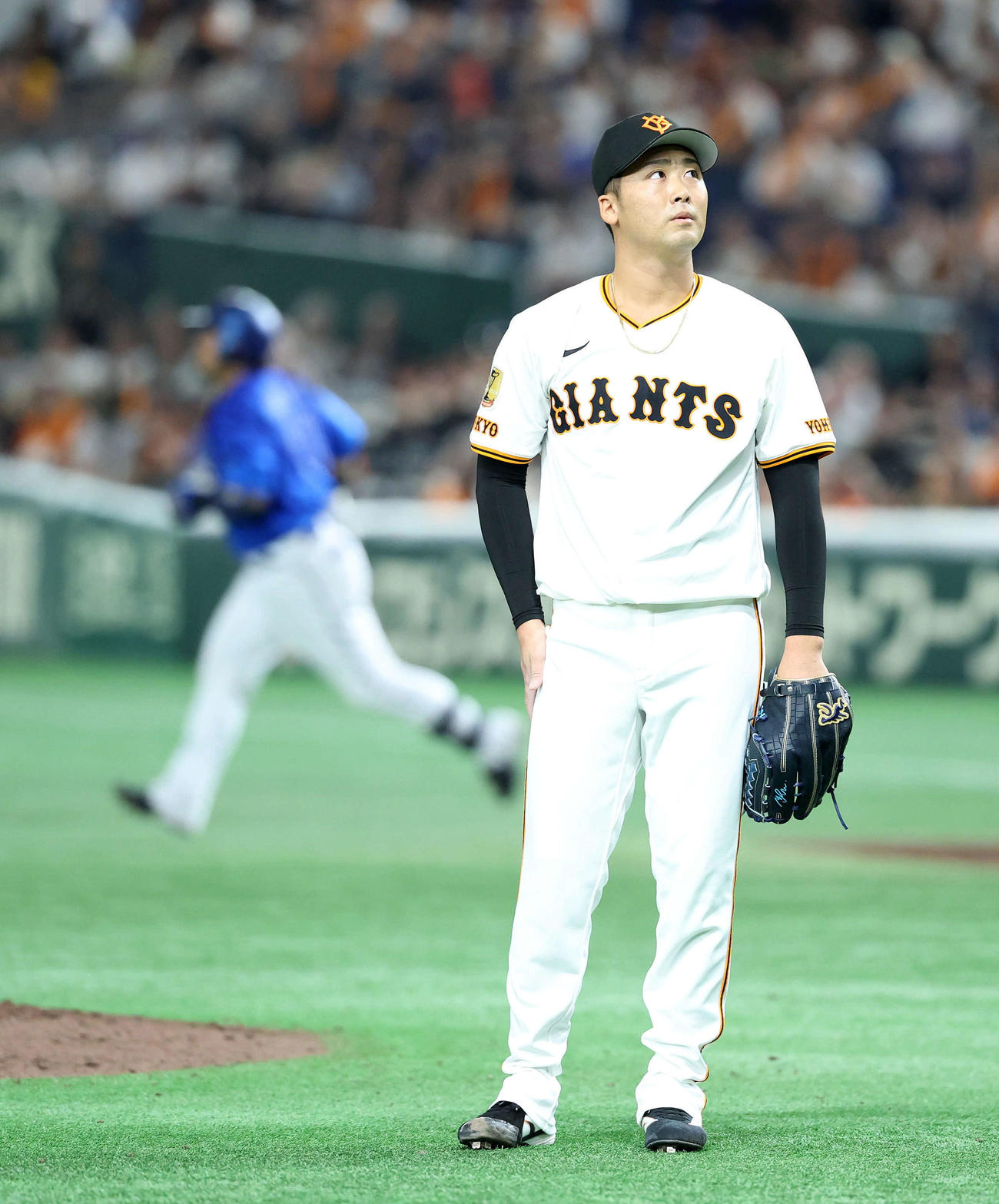 巨人対DeNA 5回表DeNA無死一塁、宮崎（左）に左越え2点本塁打を放たれ険しい表情を見せる巨人船迫（撮影・鈴木正人）