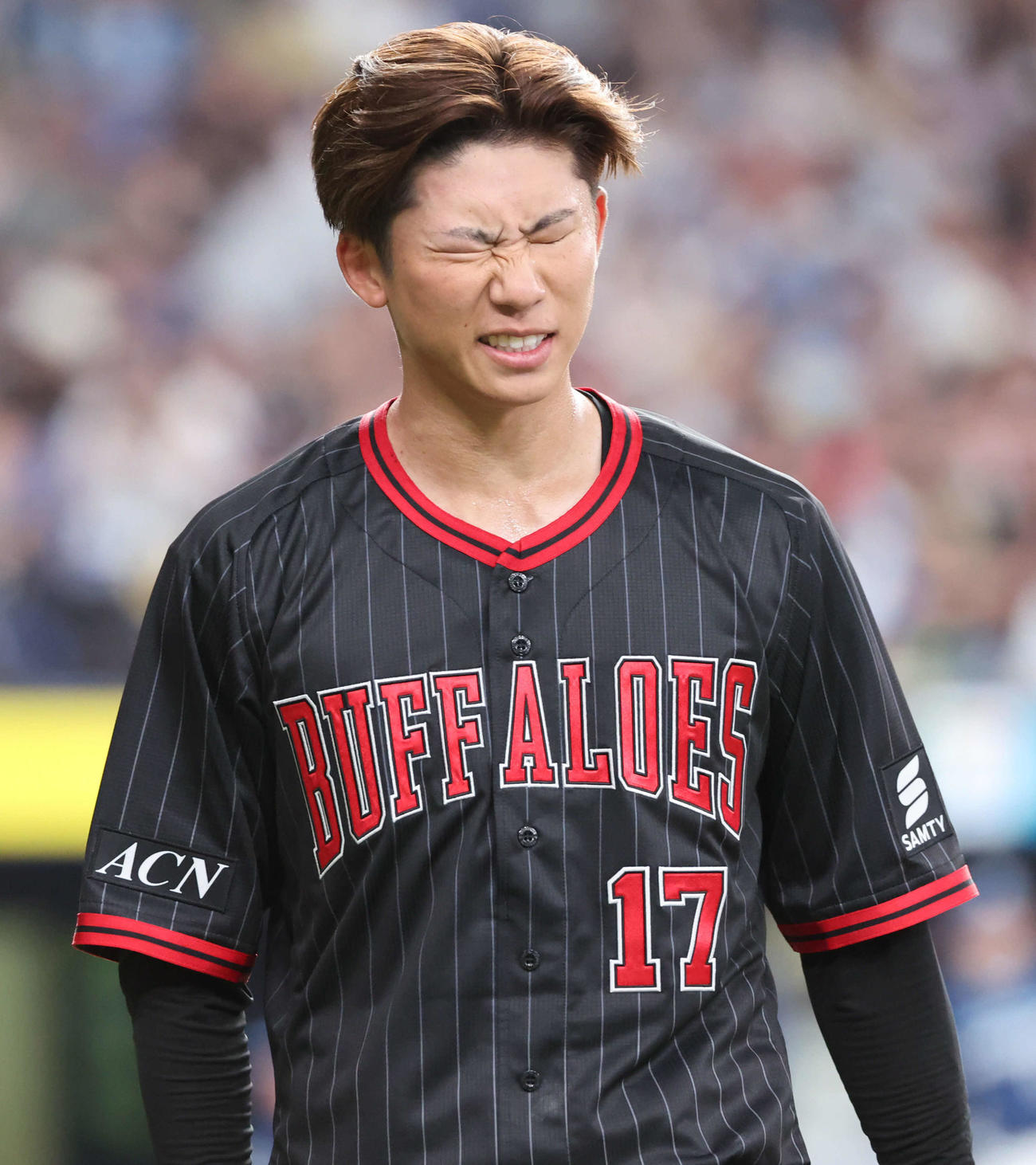 オリックス対日本ハム　4回に失点したオリックス先発の曽谷は悔しそうにベンチに戻る（撮影・西尾就之）