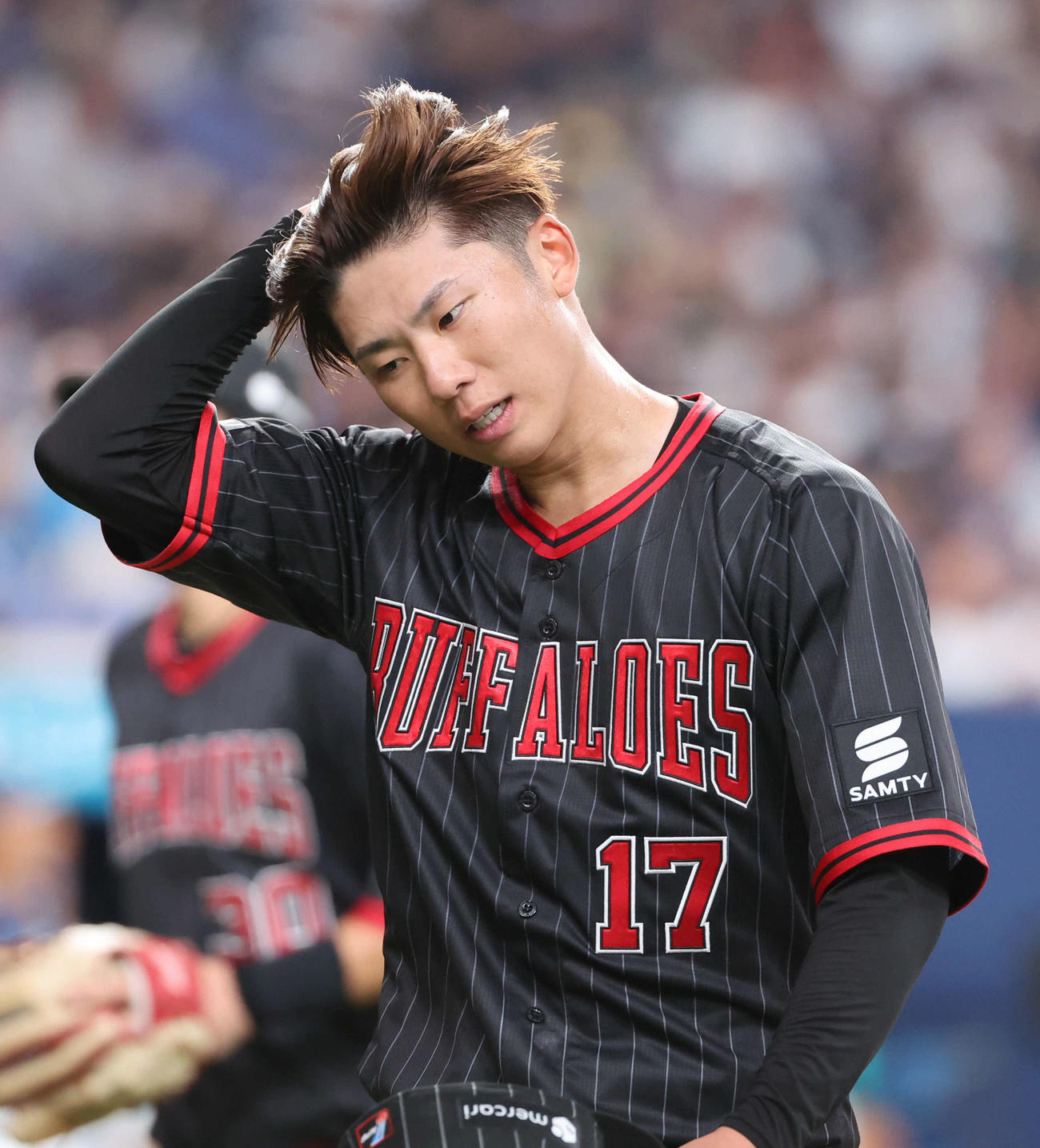 オリックス対日本ハム　4回に失点したオリックス先発の曽谷は悔しそうにベンチに戻る（撮影・西尾就之）