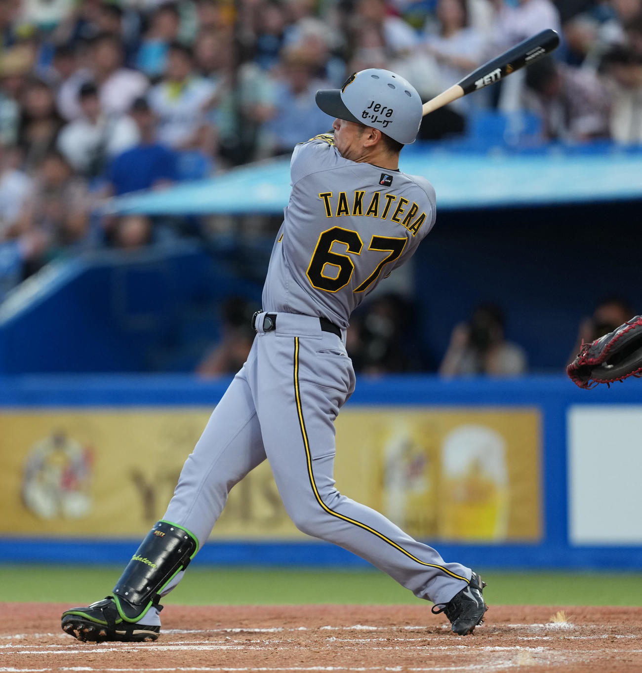 ヤクルト対阪神　2回表阪神2死、右越えソロ本塁打を放つ高寺（撮影・清水貴仁）
