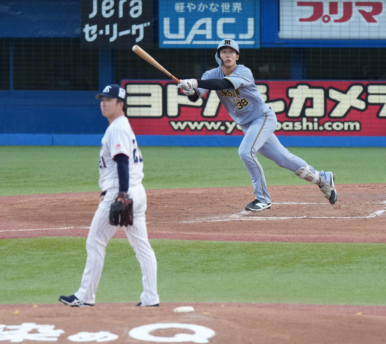ヤクルト対阪神　2回表阪神1死、中越えに先制のソロ本塁打を放つ小幡。投手吉村（撮影・たえ見朱実）