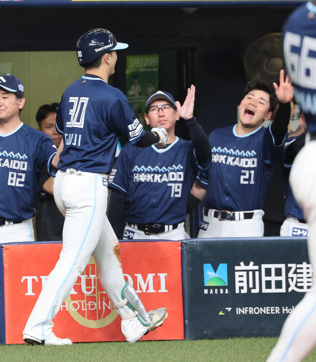 オリックス対日本ハム　6回表日本ハム1死、郡司（左）が本塁打を放ち生還、清宮らナインが迎える（撮影・西尾就之）