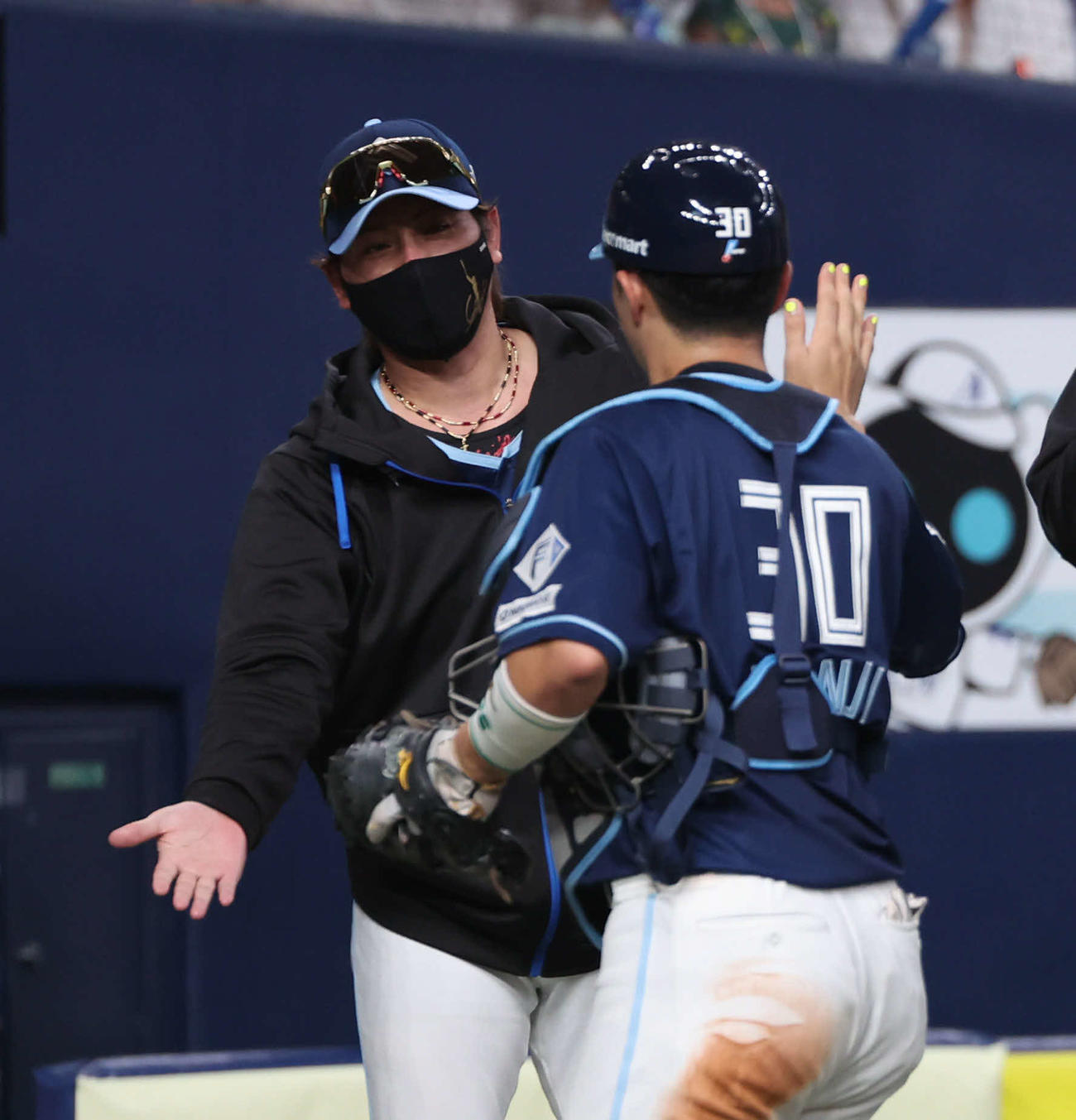 オリックス対日本ハム　オリックスに勝利し、日本ハム新庄監督は郡司を出迎える（撮影・西尾就之）