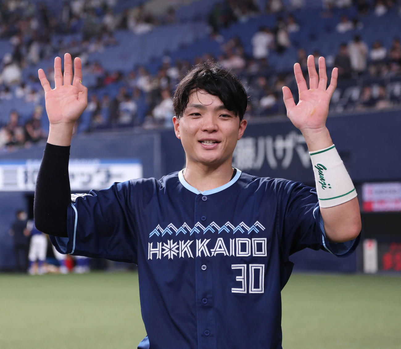 オリックス対日本ハム　ヒーローインタビューを受けた日本ハム郡司はファンに手を振る（撮影・西尾就之）