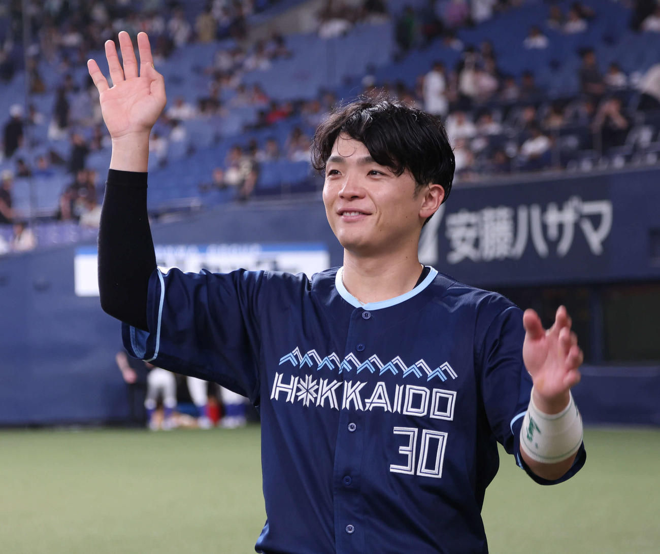 オリックス対日本ハム　ヒーローインタビューを受けた日本ハム郡司はファンに手を振る（撮影・西尾就之）