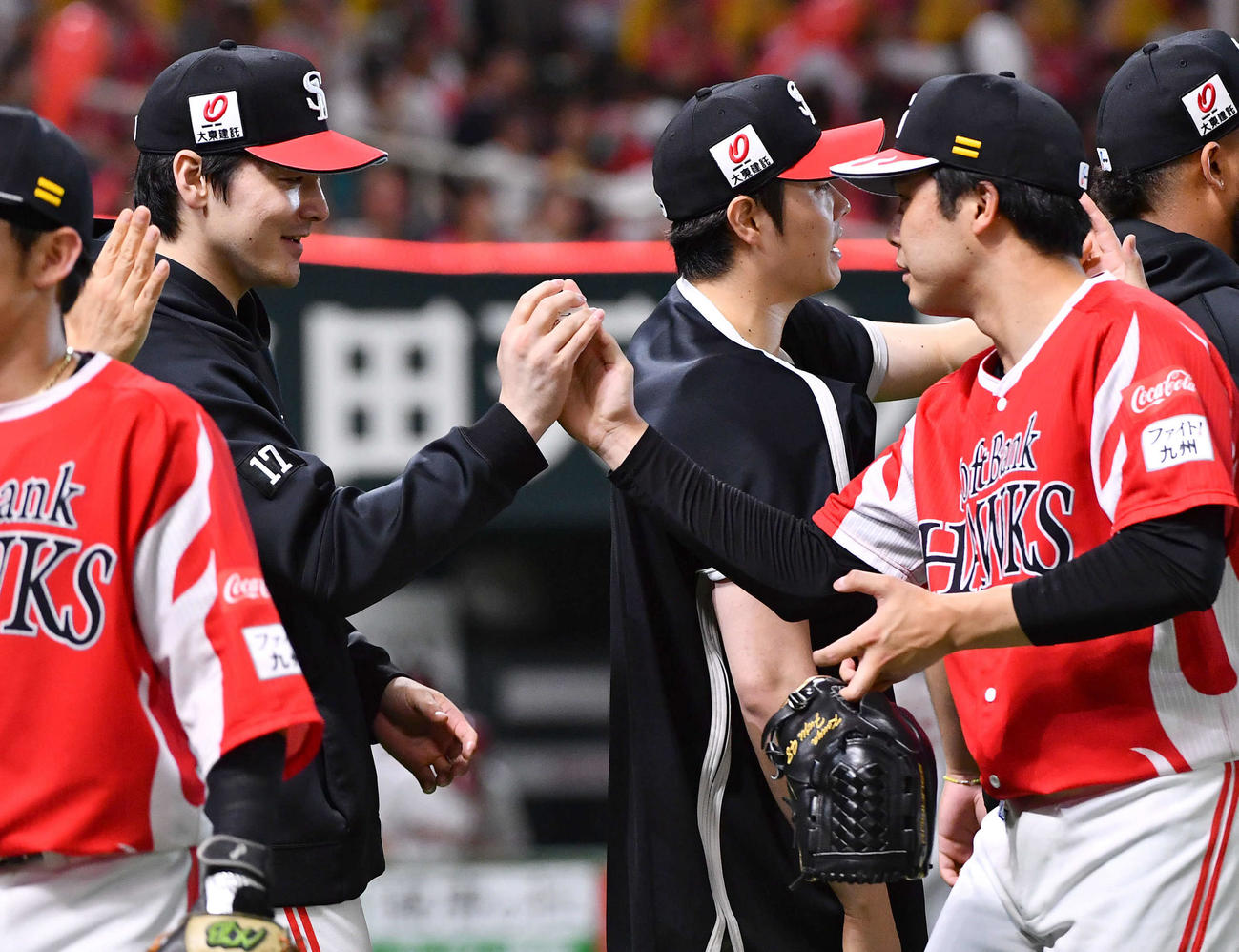 ソフトバンク対楽天　楽天に勝利し、藤井（右）からウイニングボールを受け取る有原（撮影・岩下翔太）
