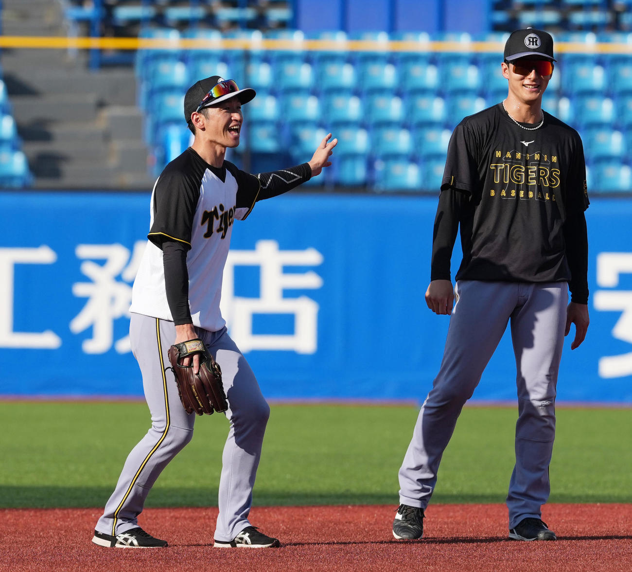 ヤクルト対阪神　練習中に笑顔で話す阪神近本（左）と小幡（撮影・清水貴仁）