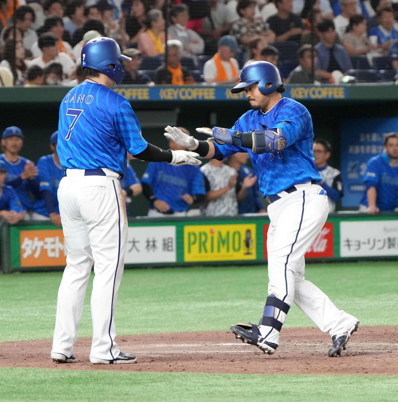 巨人対DeNA 5回表DeNA無死一塁、宮崎は左越えに2点本塁打を放ち佐野（左）の祝福を受ける（撮影・小沢裕）